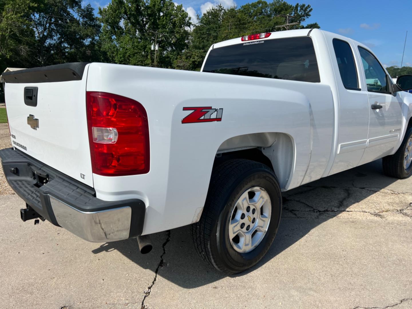 2009 White /Gray Chevrolet Silverado 1500 LT (1GCEC29029Z) with an 5.3 V8 engine, Automatic transmission, located at 4520 Airline Hwy, Baton Rouge, LA, 70805, (225) 357-1497, 30.509325, -91.145432 - 2009 Chevy Silverado Ext Cab LT 2WD ***One Owner*** 5.3 V8 Gas, 152K Miles, Power Windows, Locks & Mirrors, Cold A/C, Tow Pkg. FOR INFO PLEASE CONTACT JEFF AT 225 357-1497 CHECK OUT OUR A+ RATING WITH THE BETTER BUSINESS BUREAU WE HAVE BEEN A FAMILY OWNED AND OPERATED BUSINESS AT THE SAME LOCATION - Photo#5
